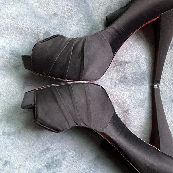 Paris Hilton platformโBowโDetailโPleatedโstilettoโheelsโsizeโ9โ1/2 - Picture 7 of 16